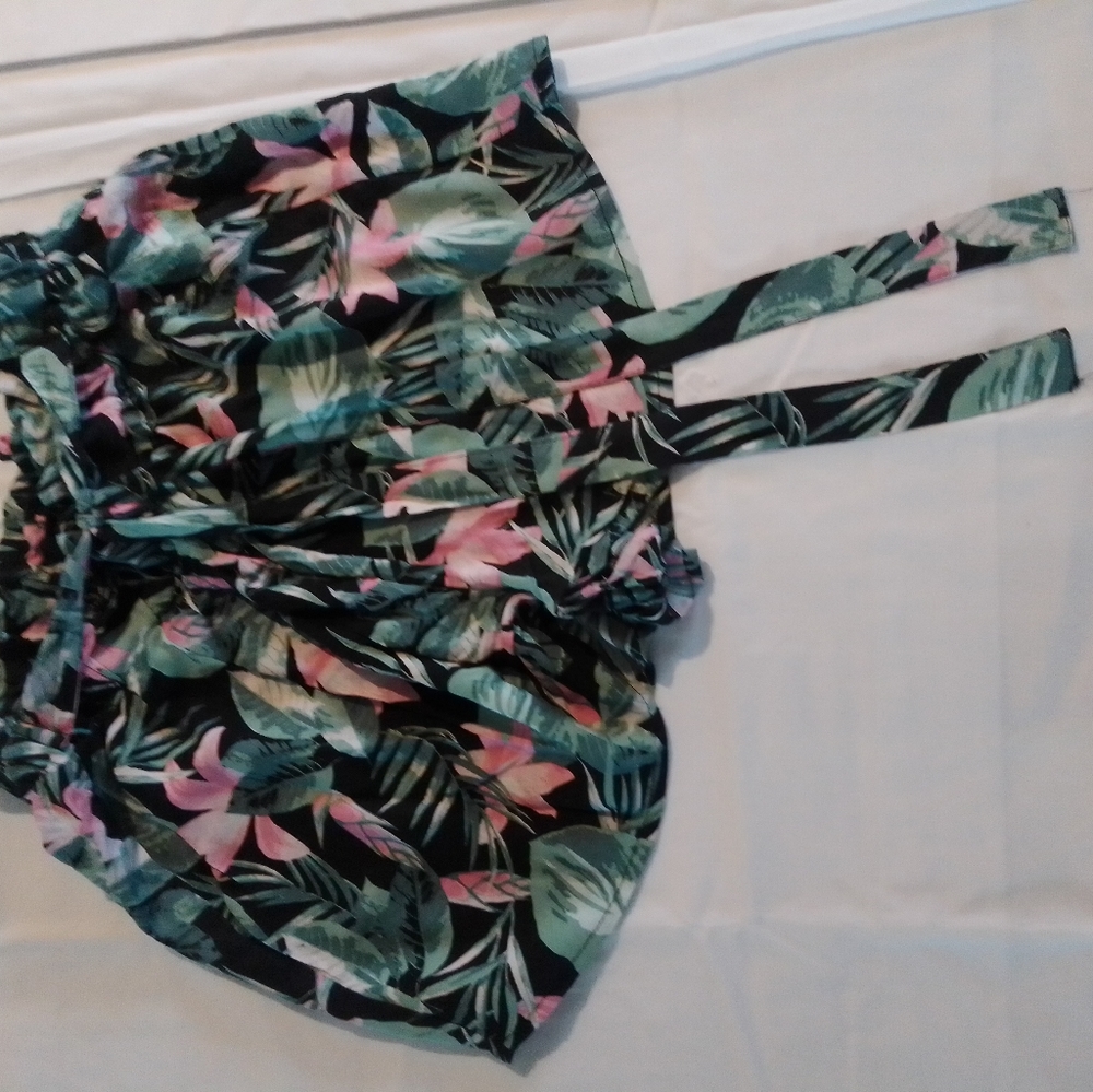 Tropical patterned flowy shorts